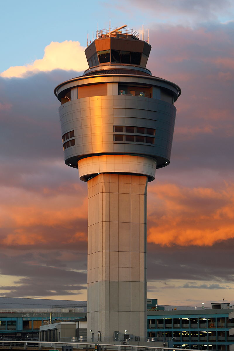 Torre de control en LaGuardia (New York). Wikimedia Commons